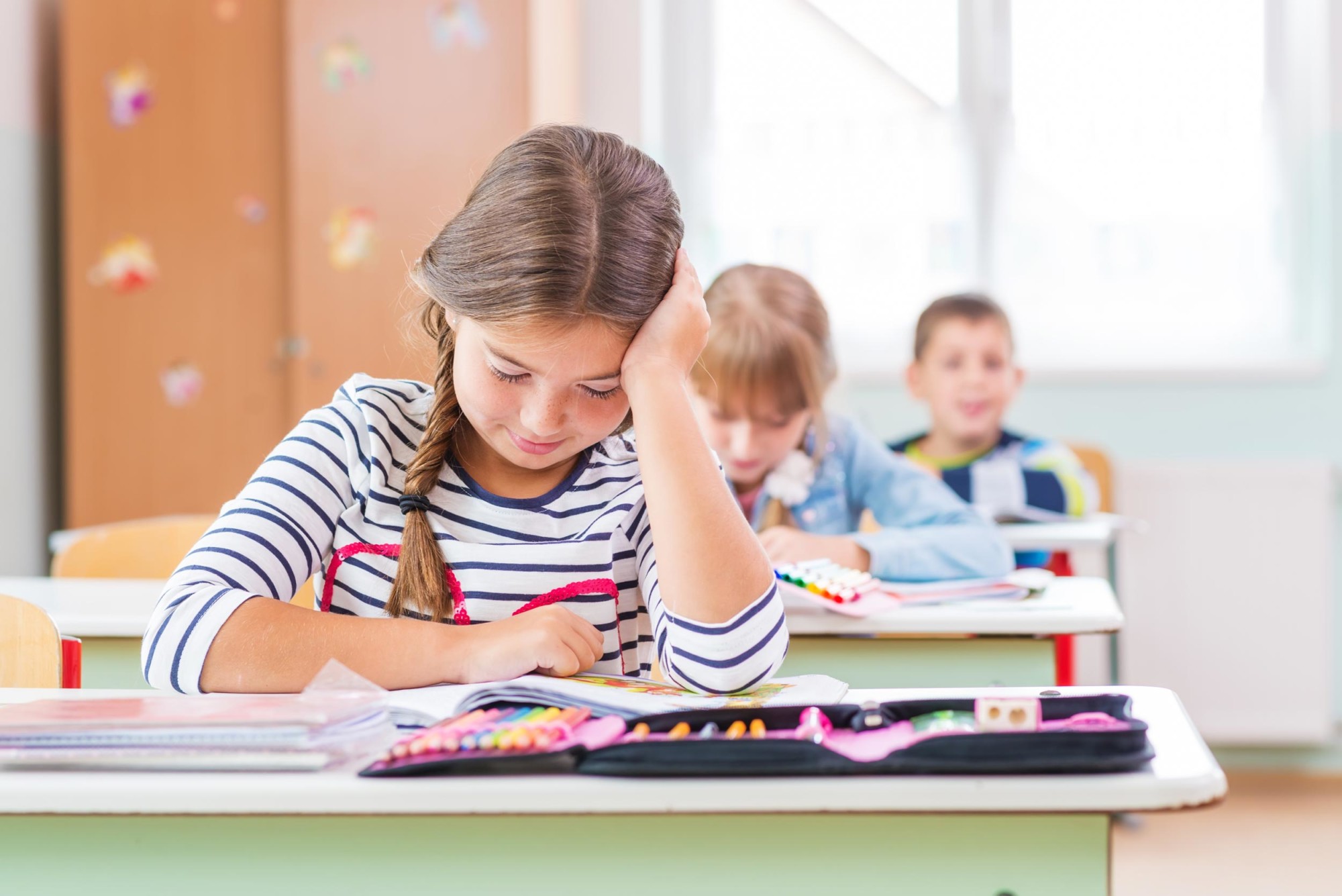 Kinder sitzen in der Schule - HAIDER BIOSWING