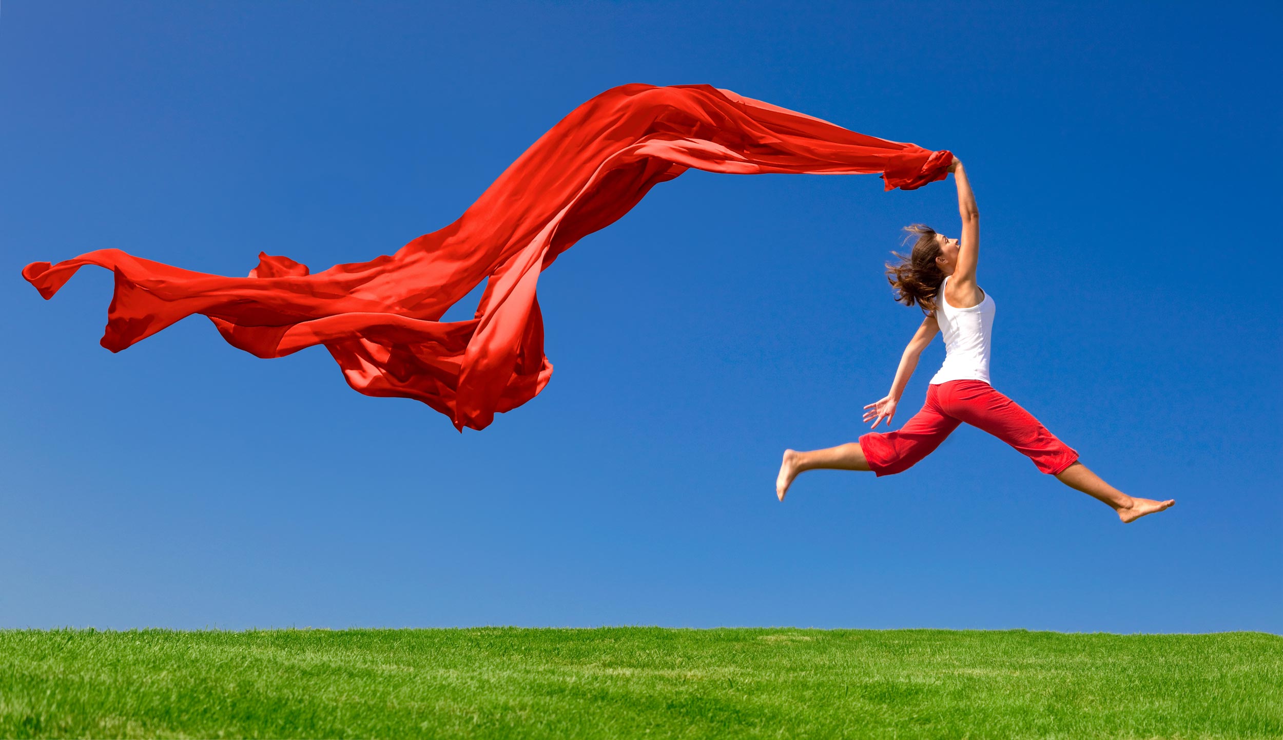 Schwungvoll - Frau im Sprung mit roten Tuch - HAIDER BIOSWING